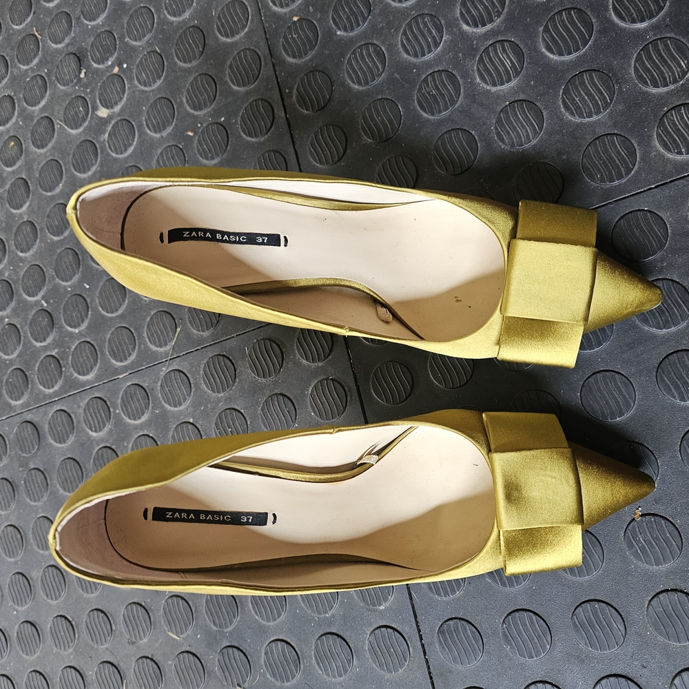 Zara Gold Flats with Bow Detail